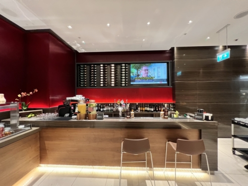 Air Canada Maple Leaf Lounge Heathrow bar2