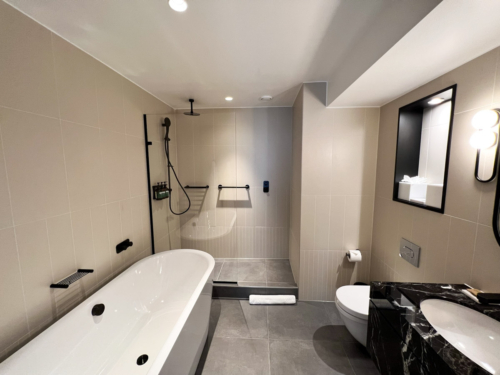 Hyatt Regency Stratford bathroom