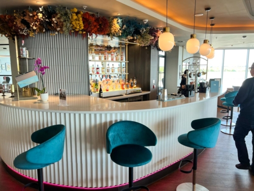 Review Plaza Premium Lounge Edinburgh Airport bar