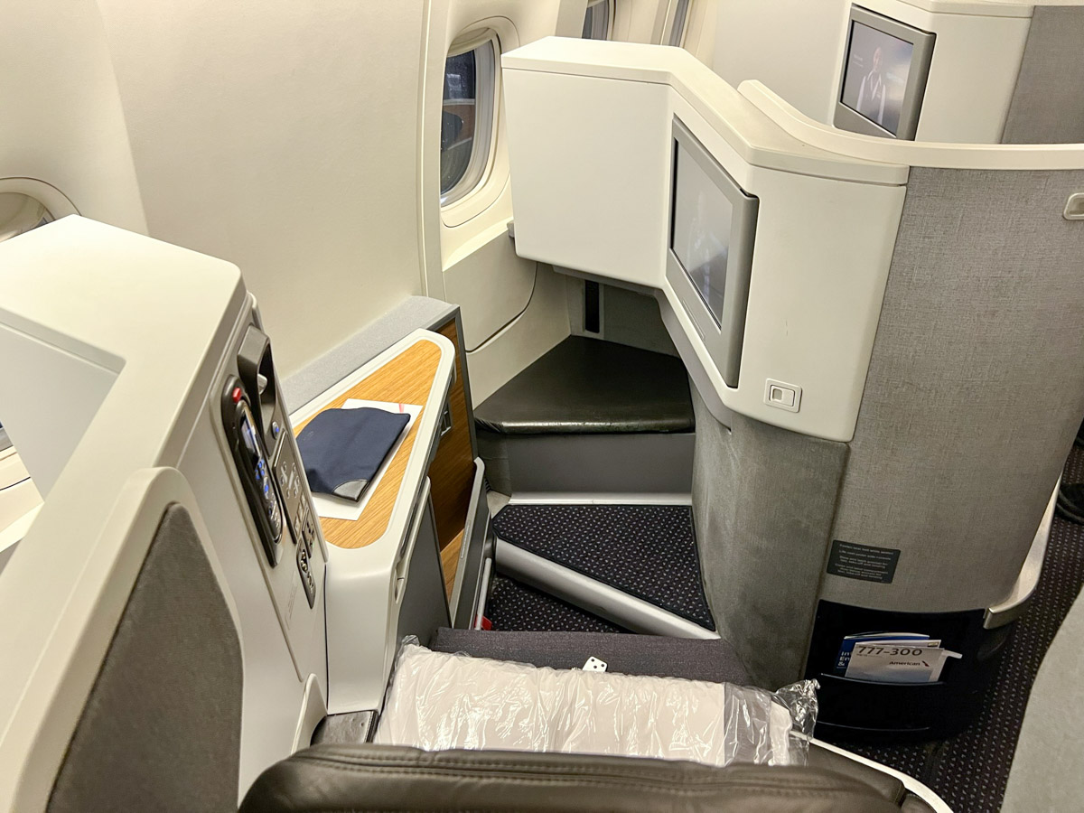 https://www.headforpoints.com/wp-content/uploads/2022/12/American-Airlines-Flagship-business-class-6224.jpg