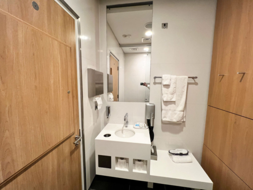 Review: United & Air Canada Arrivals Lounge at Heathrow Terminal 2