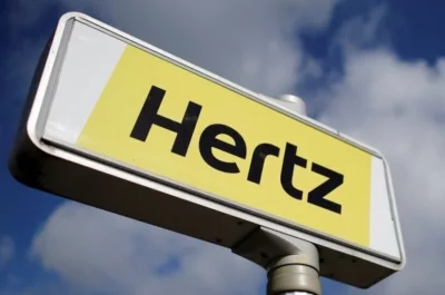 How does the Hertz car rental benefit for Amex Gold cardholders work?