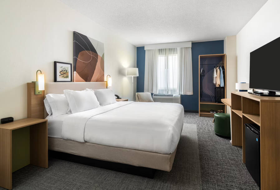 Hilton Spark bedroom