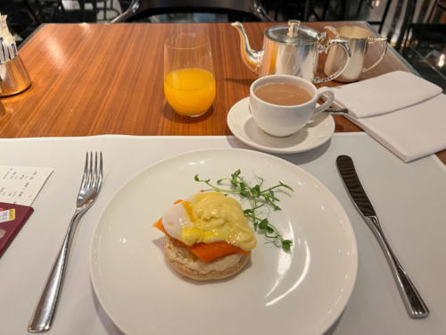 Review Cathay Pacific The Wing First Class lounge, Hong Kong