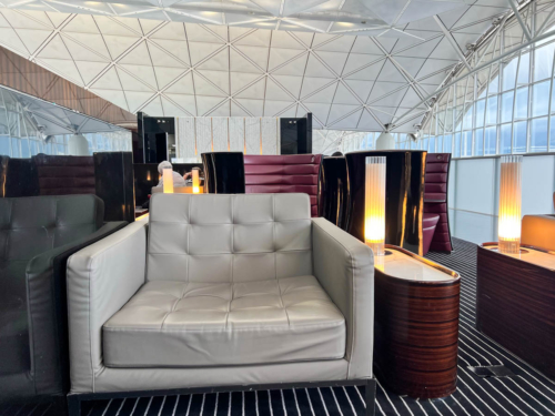 Review Cathay Pacific The Wing First Class lounge, Hong Kong