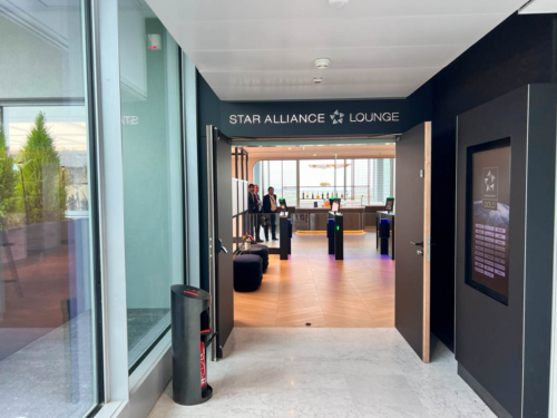 review Star Alliance non-Schengen lounge at Paris CDG Airport Terminal 1