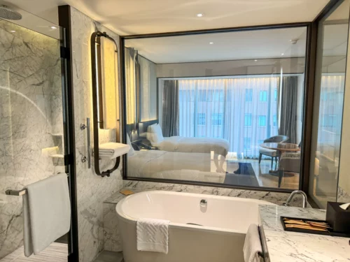 Review the Hilton Saigon hotel