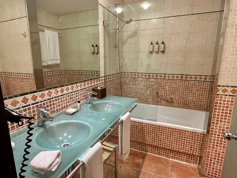 Palacio de Santa Paula premium deluxe bathroom